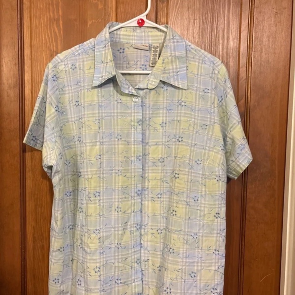 Men's Short-Sleeve Button Shirt in Light Blue and Pale Yellow
